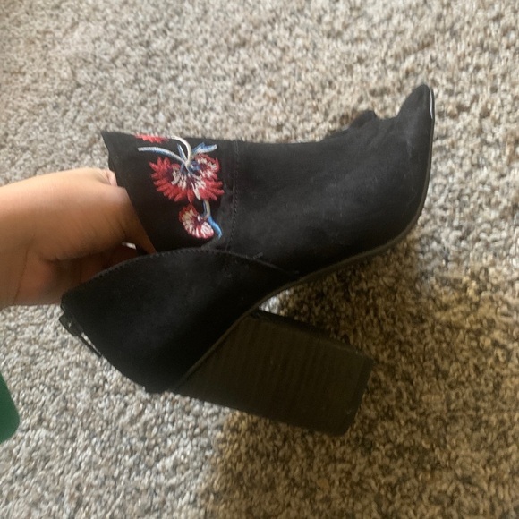 Carlos by Carlos Santana Black Leather Suede Heeled Boots with Floral Embroidery - Picture 6 of 7